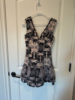 NWT Elliott Black and Cream V-Neck Patterned Women's Dress, size XS